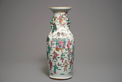 Un vase en porcelaine de Chine famille rose &agrave; d&eacute;cor d'une sc&egrave;ne de court, 19&egrave;me