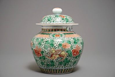 Un vase couvert en porcelaine de Chine wucai aux animaux mythiques, marque de Wanli, 19/20&egrave;me