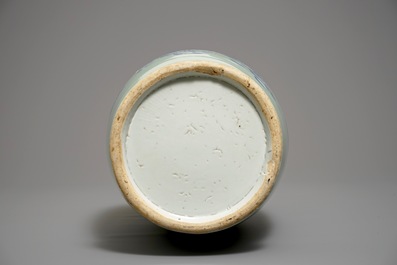 Un vase en porcelaine de Chine &agrave; d&eacute;cor en bleu et blanc sur fond c&eacute;ladon, 19&egrave;me