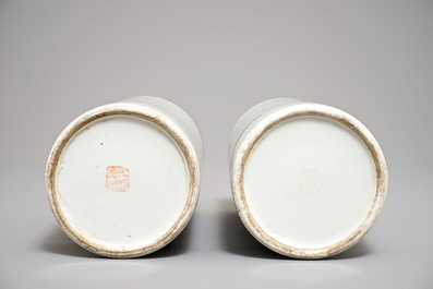 Une paire de portes-chapeaux en porcelaine de Chine aux paysages, 1&egrave;re moiti&eacute; 20&egrave;me