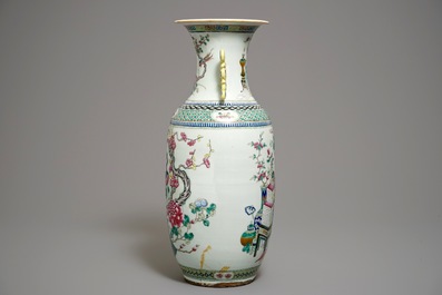 Un grand vase en porcelaine de Chine famille rose aux paons et antiquit&eacute;s, 19&egrave;me