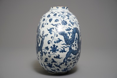 Un vase de forme bouteille en porcelaine de Chine bleu et blanc aux dragons, 19/20&egrave;me