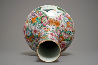Un grand vase de forme tianqiu ping &agrave; d&eacute;cor millefleurs en porcelaine de Chine famille rose, marque de Qianlong, 19/20&egrave;me