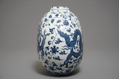 Un vase de forme bouteille en porcelaine de Chine bleu et blanc aux dragons, 19/20&egrave;me