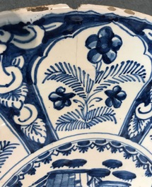 Une paire de vases et un plat en fa&iuml;ence de Delft bleu et blanc, 17/18&egrave;me