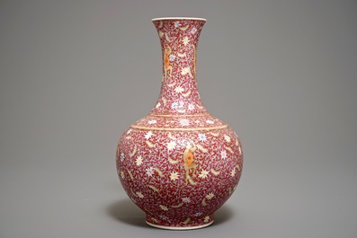 19-20世纪 珊瑚红粉彩花卉纹赏瓶 