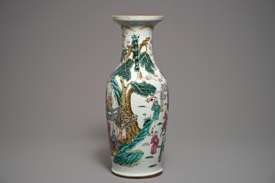 Un vase en porcelaine de Chine famille rose &agrave; d&eacute;cor d'une sc&egrave;ne de court, 19&egrave;me