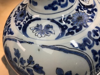 Une paire de grands vases en fa&iuml;ence de Delft bleu et blanc &agrave; d&eacute;cor chinoiserie, 1&egrave;re moiti&eacute; du 18&egrave;me