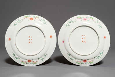 Une paire d&rsquo;assiettes en porcelaine de Chine &agrave; d&eacute;cor millefleurs, marque de Guangxu, 19/20&egrave;me