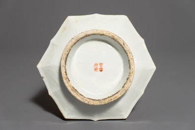 Une coupe sur piedouche en porcelaine de Chine qianjiang cai, sign&eacute;e Ci Li, 1&egrave;re moiti&eacute; du 20&egrave;me