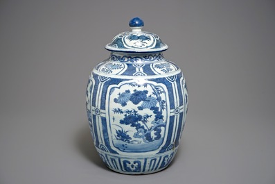 Een grote Chinese blauwwitte balustervaas met deksel, Wanli