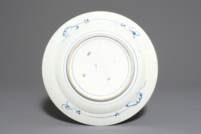 Un plat en porcelaine de Japon bleu et blanc au vase fleuri, &eacute;poque Edo, 17&egrave;me