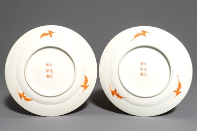 Une paire d&rsquo;assiettes en porcelaine de Chine famille rose &agrave; fond jaune, marque de Guangxu, 19/20&egrave;me