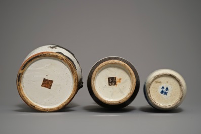 Drie Chinese Nanking craquel&eacute; vazen met blauwwit en reli&euml;fdecor, 19e eeuw
