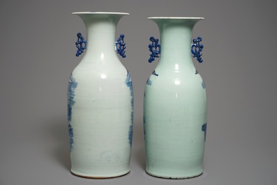 Deux vases en porcelaine de Chine bleu et blanc sur fond c&eacute;ladon, 19/20&egrave;me