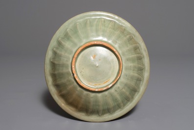 Een Chinees Longquan celadon bord met decor van twee vissen, Ming