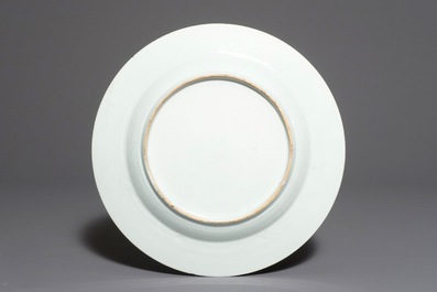 Un plat en porcelaine de Chine famille rose, Yongzheng/Qianlong