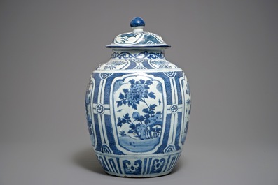 Een grote Chinese blauwwitte balustervaas met deksel, Wanli