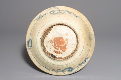 Un grand plat en porcelaine de Chine, dit de Swatow, &agrave; d&eacute;cor d'un bateau dans un paysage, Ming