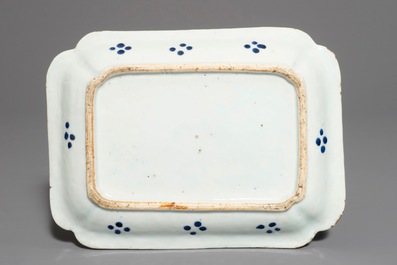 Un plat aux harengs en porcelaine de Chine bleu et blanc pour le march&eacute; hollandais, Qianlong