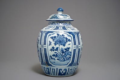 Een grote Chinese blauwwitte balustervaas met deksel, Wanli