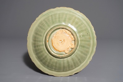 Een Chinese Longquan celadon schotel met floraal onderglazuur decor, vroege Ming