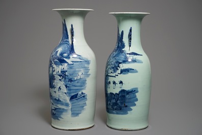 Deux vases en porcelaine de Chine bleu et blanc sur fond c&eacute;ladon, 19/20&egrave;me