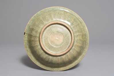 Een Chinese Longquan celadon schotel met decor van twee vissen, Song