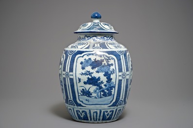 Un grand vase couvert de forme balustre en porcelaine de Chine bleu et blanc, Wanli