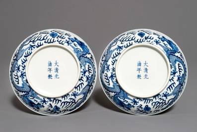 Een paar Chinese blauwwitte drakenborden, Guangxu merk en periode