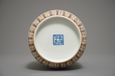 Een Chinese famille rose eierschaal vaas, Qianlong merk, Republiek, 20e eeuw