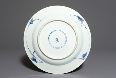 Un grand plat en porcelaine de Chine de style imari &agrave; d&eacute;cor d'une pagode, Kangxi