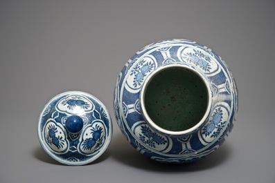 Een grote Chinese blauwwitte balustervaas met deksel, Wanli