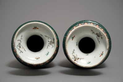 Une paire de vases en porcelaine de Chine verte-noire aux oiseaux, 19&egrave;me