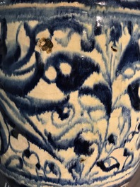 Une paire de grands albarellos &agrave; d&eacute;cor &quot;A foglie&quot; en majolique d'Anvers en bleu et blanc, 16&egrave;me