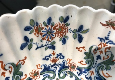 Een geribde Delftse kasjmier palet kom met ornamentdecor, ca. 1700