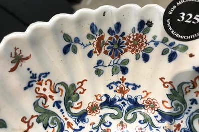 Een geribde Delftse kasjmier palet kom met ornamentdecor, ca. 1700