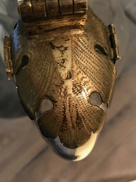 Une chope en verre grav&eacute; &agrave; d&eacute;cor armori&eacute; au couvercle en argent, marque d'Augsburg, Allemagne, 17&egrave;me