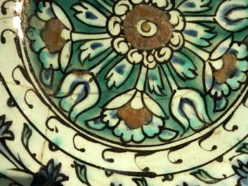 Een Iznik bord met ornamentaal decor, Turkije, 1e helft 17e eeuw