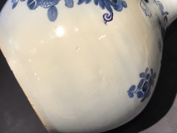 Deux vases de forme bouteille et un bol en fa&iuml;ence anglaise en style de Delft, 18&egrave;me