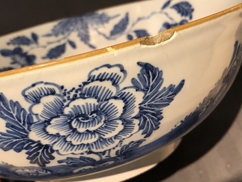 Deux vases de forme bouteille et un bol en fa&iuml;ence anglaise en style de Delft, 18&egrave;me