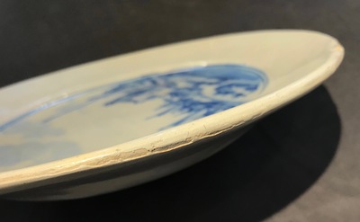 Un plat armori&eacute; dat&eacute; 1683 en fa&iuml;ence de Delft bleu et blanc et une assiette au paysage, 17&egrave;me