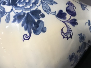 Deux vases de forme bouteille et un bol en fa&iuml;ence anglaise en style de Delft, 18&egrave;me