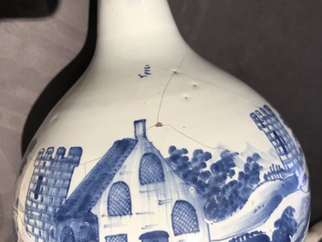 Deux vases de forme bouteille et un bol en fa&iuml;ence anglaise en style de Delft, 18&egrave;me