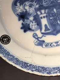 Un plat armori&eacute; dat&eacute; 1683 en fa&iuml;ence de Delft bleu et blanc et une assiette au paysage, 17&egrave;me