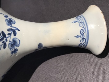 Deux vases de forme bouteille et un bol en fa&iuml;ence anglaise en style de Delft, 18&egrave;me