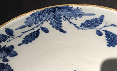 Deux vases de forme bouteille et un bol en fa&iuml;ence anglaise en style de Delft, 18&egrave;me