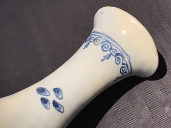 Deux vases de forme bouteille et un bol en fa&iuml;ence anglaise en style de Delft, 18&egrave;me