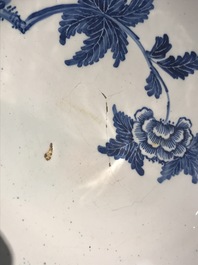 Deux vases de forme bouteille et un bol en fa&iuml;ence anglaise en style de Delft, 18&egrave;me