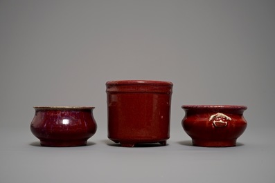 Deux br&ucirc;le-parfums et un pot &agrave; pinceaux en porcelaine de Chine sang de boeuf, 19/20&egrave;me